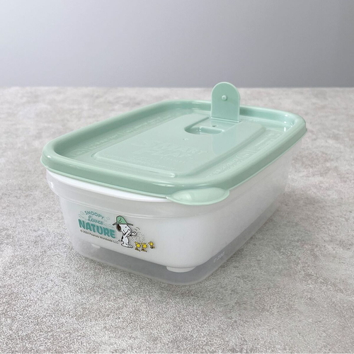 保存容器　スヌーピー茹でうま野菜調理容器角型 色鮮やかなキャラクターがデザインされた角型容器が正面に置かれている状態