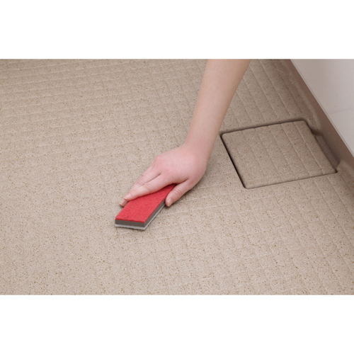 バススポンジ カビ取り お風呂のカビ取り スティック 製品の先端が見え、角度を変えて撮影されたスティック状のアイテム