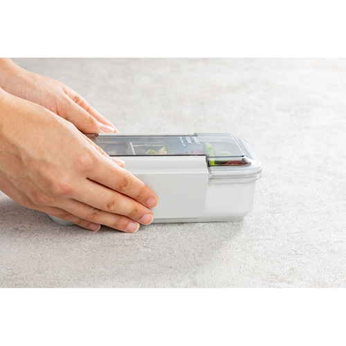弁当箱　イージーケアランチボックススリム1段　800ml　ライトグレー 側面から見た、スリムな形状を持つ弁当箱の状態