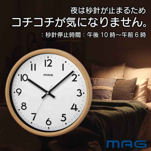 掛け時計　電波掛時計　トルテ　アイボリー 丸型の時計が壁に取り付けられ、温かみのあるアイボリー色の文字盤が目を引く様子