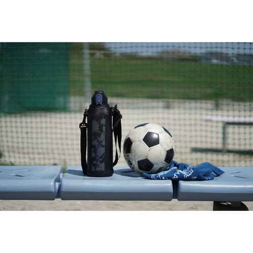 水筒　ファストチャージャー　ダイレクトボトル　1500ml　ポーチ付 ポーチに収納された大容量のボトルが横向きに置かれている様子