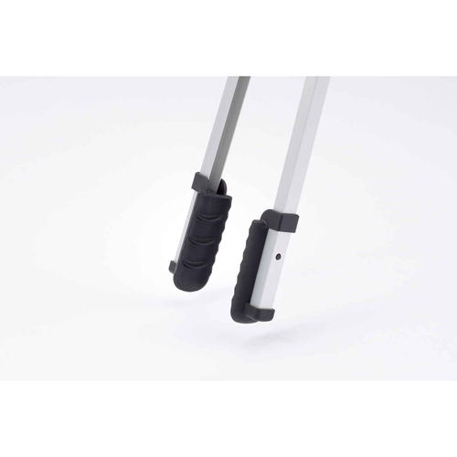 トング　M　60cm　らくかるトング　ゴミ拾い カラフルなグリップが付いた長い持ち手のトングが地面に置かれている様子