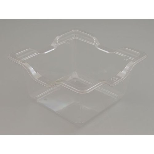 フルーツ容器 バイオカップ キューブ 15-75B ゲイト 穴4H リスパック 透明な容器に入った果物が並んでいる様子