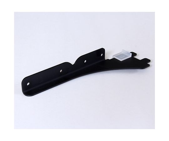 1×4ピラシェル棚受 左用 167mm 黒 左側からのアングルで、黒い金属製の棚受けが単体で見える状態