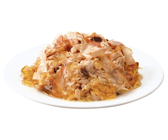 美食メニュー3Pツナ一本仕込み かつおぶし入りゼリー仕立て 70g×3 67×67×98mm 透明なパッケージに入ったゼリー状の食品が横から見える様子