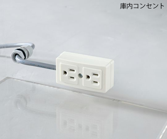 粉体計量用ドラフト（手窓付）600×421×500mm 庫内コンセント有り 手窓が開いている状態で、内部にコンセントが見える。