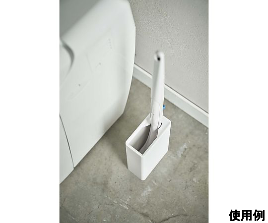 55x110x170mm 流せるトイレブラシスタンド(白) 真っ白なトイレブラシスタンドが正面から映り、上部が開いている様子