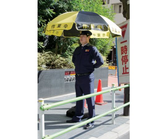 作業用パラソル 広げられた状態のパラソル、支柱がしっかりと地面に固定されている様子
