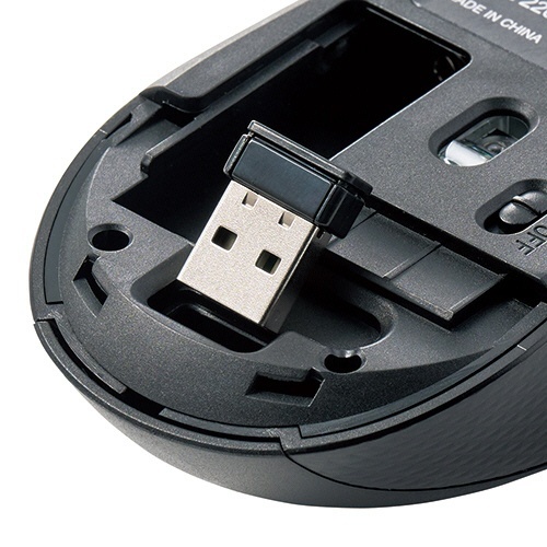 サイレントマウス USB-A ワイヤレス 5ボタン ブラック 1個 商品の上面が見える状態で、底面がわずかに映り込んでいる。