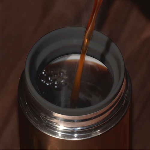 水筒　抗菌カフアコーヒーボトル　カッパー 光沢のあるカッパー色の瓶が正面を向いて静置され、底に抗菌マークが見える状態