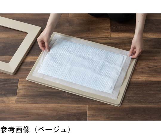 スクエアドッグトレー ワイド ベージュ 平らな表面に置かれた、ベージュの樹脂製トレーが斜め上から見える様子。