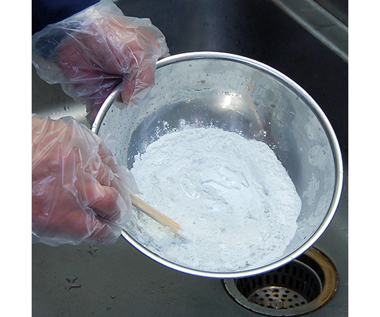 おふろば補修材　バスアップ　白　150g 白いパッケージが正面から見える状態で、中央にロゴが強調されている。