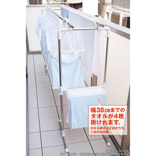 物干し　タオル掛け付きベランダ物干し台　屋外　ベランダ　タオル干し 傾斜のある屋外でタオルが掛けられている物干し台の全景