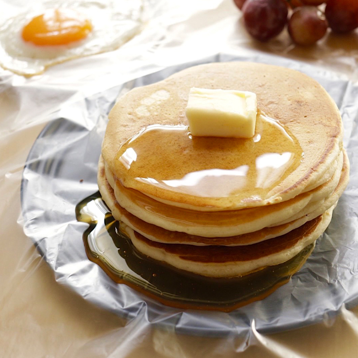 まな板シート　まな板や皿に敷く汚れ軽減シート 透明のシートがまな板の上に敷かれ、食材の色が映えている様子