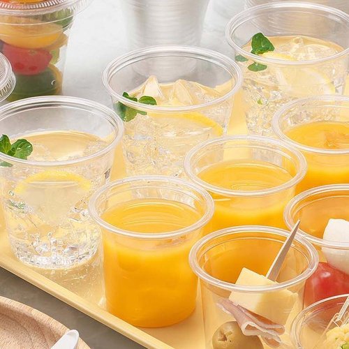 プラコップ VFBサステナブルクリアーカップ 60ML 100P サンナップ 透明なカップが整然と並び、パッケージの側面に印刷された情報が見える状態
