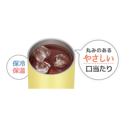 サーモス　保冷缶ホルダー　イエロー 鮮やかなイエローのホルダーが斜め上から見え、飲み物を保持している様子