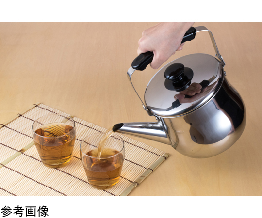 リラカン IH対応広口ケトル 2.5L 広口のケトルが横向きで置かれ、取っ手と注ぎ口が見える状態