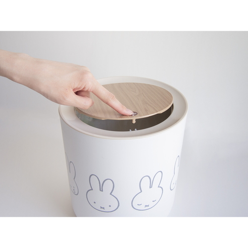 ゴミ箱　miffy　小物入れ兼ダストボックス 白地に可愛らしいキャラクターがデザインされた小物入れ兼ダストボックスの正面。