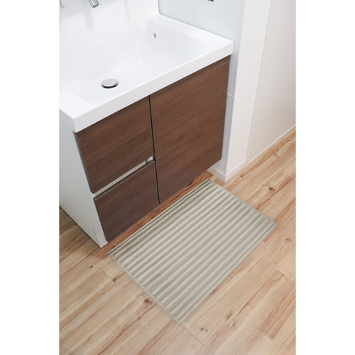 いっぺん使てみてバスマット　50×75cm　サンドベージュ 柔らかな質感とサンドベージュの色合いが広がるバスマットの全景