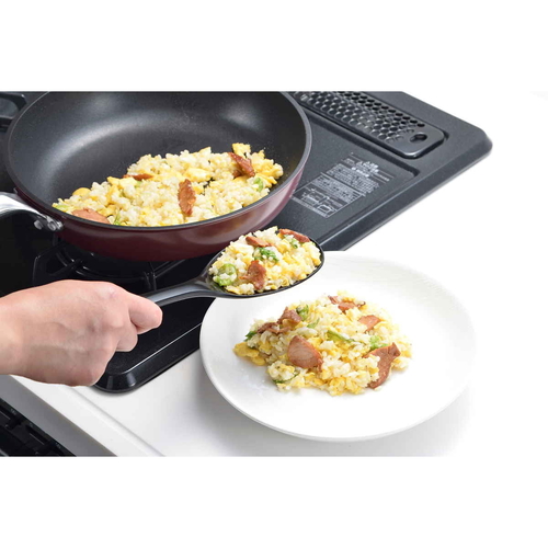 とりわけスプーン　シリコン製　シリコンキッチンとりわけスプーン　ブラック 持ち手が太く、食材を掬いやすいシリコン製のスプーンが横向きに置かれている状態