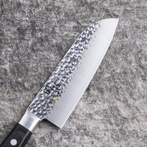 小三徳包丁　関孫六　いまよう　小三徳145mm　000AB5457 刃が光沢を帯びた状態で、持ち手が見える横からのアングル。