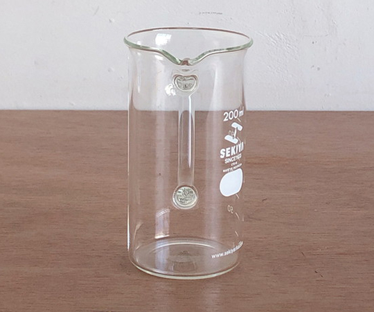 取っ手付きトールビーカー 200ml 透明な容器に取っ手がついている斜め上からのショット