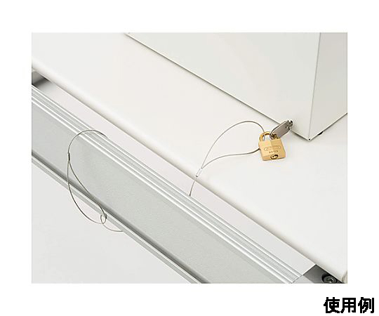 550x383x424mm [卓上型]セーフティボックス(シャッター付 正面から見たシャッター付きのセーフティボックス、内部が空の状態で光沢のある仕上げが確認できる。