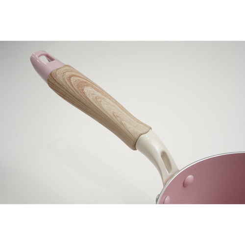 セラミック加工　IH対応ガラス蓋付片手鍋　18cm　ハルミック　ペールピンク 淡いピンク色の鍋が横向きに置かれ、透明なガラス蓋が重なった状態。