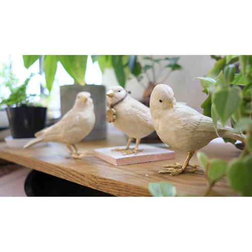バードブラザーズ　ガーデンオーナメント　3羽 三羽の鳥のオーナメントが草の上に並んでいる様子