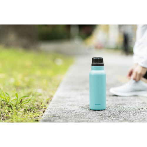 水筒　炭酸飲料対応スポーツマグ　600ml　保冷専用　シアンブルー シアンブルーのキャップが付いた保冷用のスポーツマグが立てられた状態