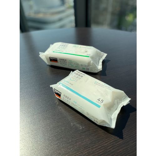 ＴＲＵＳＣＯ 除菌薬液たっぷりシート４５枚 白いプラスチック製の開閉蓋が中央にある横置きのパッケージが単体で置かれた様子
