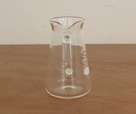 取っ手付きコニカルビーカー 100ml 透明なガラス製のビーカーが側面から見える状態、取っ手がしっかりと付いている様子。