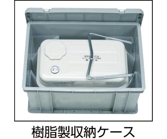 可搬型油タンクセット21.8L 油タンクが斜めから見える状態で、持ち手と注ぎ口が強調されている。