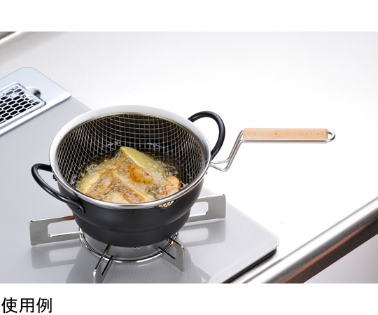彩食庵 段付天ぷら18cm＆木柄フライヤー 天ぷらを揚げる料理器具が木柄と共に並んでいる様子