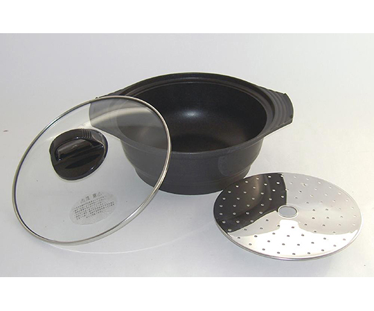 土鍋風＆蒸し器 19cm 目皿付 丸みを帯びた形状の容器が中央にあり、目皿が付属している状態