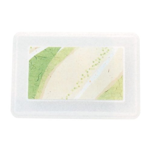 食器 FW-1200 [本体]紺・内赤40 [蓋]透明・花吹雪(グリーン) タカギ産業 [ケース販売] 蓋の上に花吹雪模様が施されたコントラストのある食器が並んでいる様子