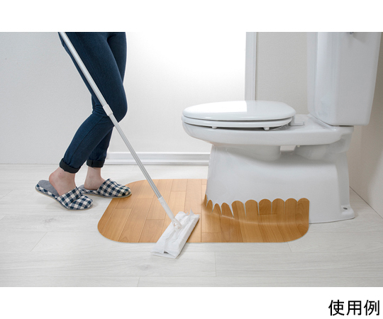 吸着拭けるフロアトイレマットウッド　ロング　ベージュ フロアに敷かれたベージュの長方形マットがトイレ周辺を彩る様子