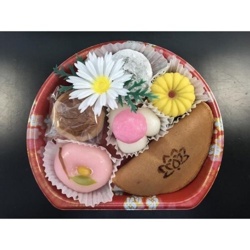 寿司容器 SF半月10 京うたげ 本体 シーピー化成 透明な容器に寿司が配置された状態
