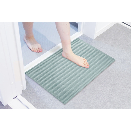 いっぺん使てみてバスマット　45×60cm　ペールブルー 柔らかな質感のペールブルーのバスマットが真上から見える状態