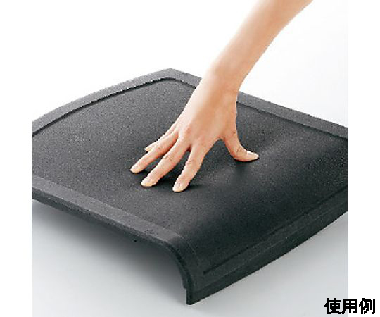 スタッキングチェアー(オレンジ) 背もたれと座面がオレンジ色の椅子が直立している様子