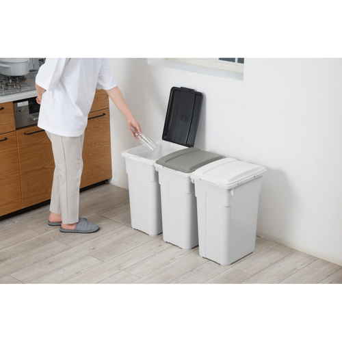 ゴミ箱　屋外兼用　45L　連結カラー分別ペール　ダークグレー 上部に取っ手が付いたダークグレーの分別ペールが並んでいる様子