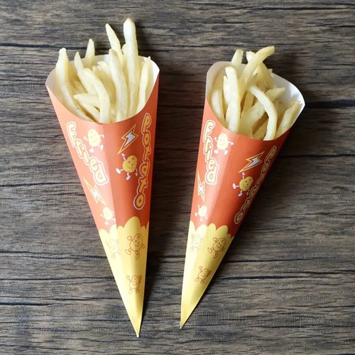 軽食容器 三角袋 ポテトS 三和紙工 白い背景に置かれた、上部が三角形の袋の状態