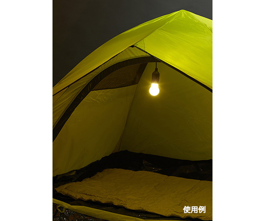 ひっぱり点灯ライト（電球色LED） シンプルなデザインで電球色の光を放つ状態