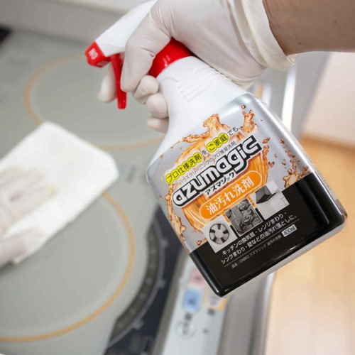 油汚れ洗剤 アズマジック 400ml 油汚れ 洗剤 あぶら汚れ プロ仕様 よく落ちる 強力 フロントビューの大きな容器にラベルがついている状態