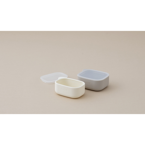 保存容器　離乳食小分け　シリコーンカップセット　フタ付　ベージュ フタ付きのベージュのシリコーンカップがセットで並んでいる様子