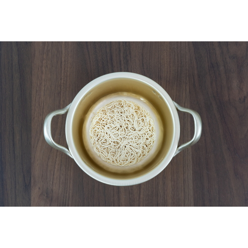 両手鍋　味覚探訪　韓国編　　アルミラーメン鍋16cm 鍋の内部が見える状態で、調理中の具材が盛り付けられている様子