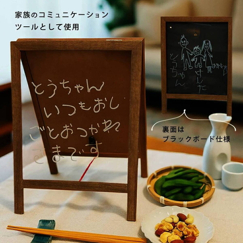 ホワイトボード　ラズ透明ホワイトボード　ディスプレイ　ナチュラル 透明なフレームに支えられた斜めに配置されたホワイトボード、軽やかな色合いが印象的。
