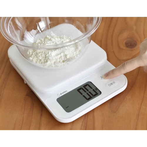 計量器　デジタルスケールブランジェ　3kg　ホワイト デジタル表示部が拡大され、横からの角度で見える状態