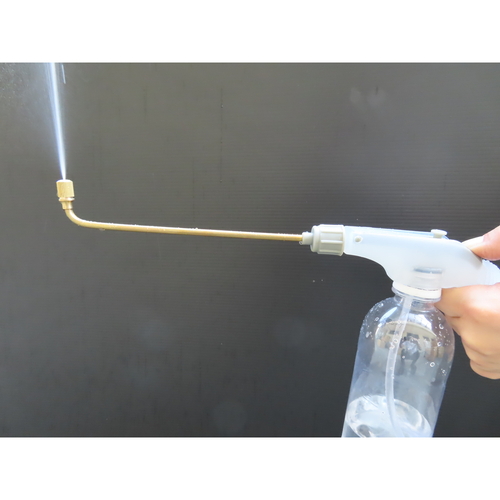 掃除スプレー　ペットボトル専用加圧式おそうじスプレー　トイレのフチ・ノズル掃除用 ノズル部分が強調されている加圧式スプレーの側面