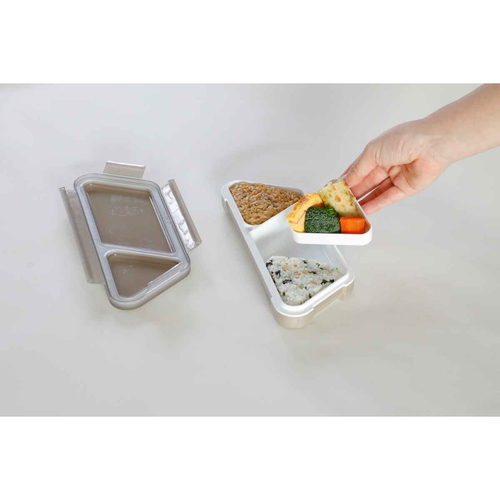 弁当箱　薄型弁当箱　抗菌フードマン　おにぎり　グレー 真上から撮影された薄型容器におにぎりとカラフルな野菜が詰められている様子